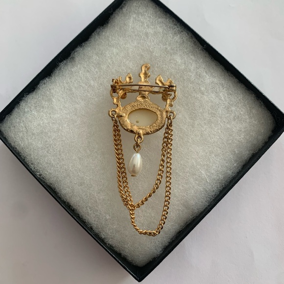 Vintage Victorian Revival style brooch Classic Elegance - Picture 7 of 10